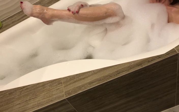 Mistress Mary: Đi tắm với bà chủ Mary