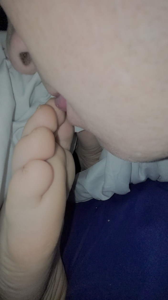 On cloud sixty nine: Lízání manželčina prstu v posteli