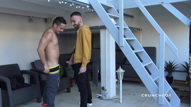 Only bareback sex party with friends: 拉丁男人在户外被他的朋友性交