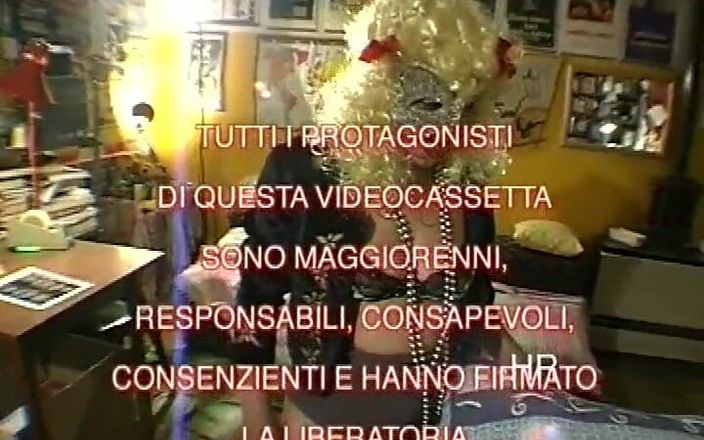 Italian swingers LTG: İtalyan 90'lı yaşlarında kıllı amcıklı kadınlar nasıl seks yapıyor #9