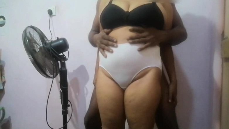 Janua294: Він стискає її спину і отримує задоволення