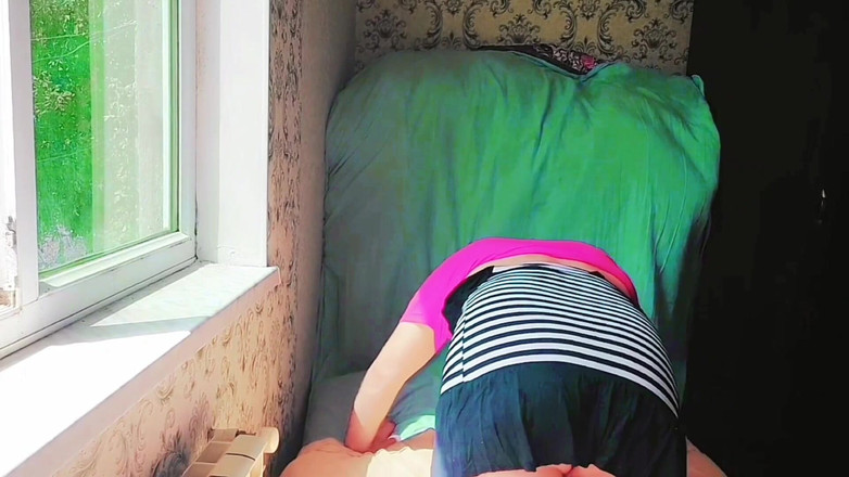 Kitty_Cross: Неслухняна фембойка з великою дупою повільно нахиляється для вас