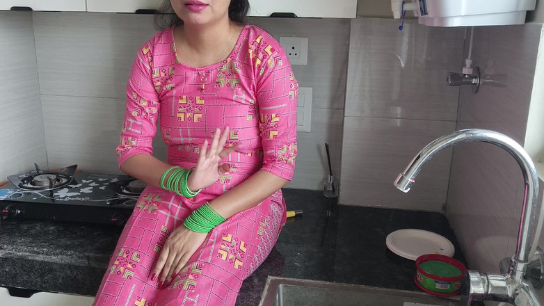 Saarabhabhi6: Sexy XXX macecha mluví v kuchyni