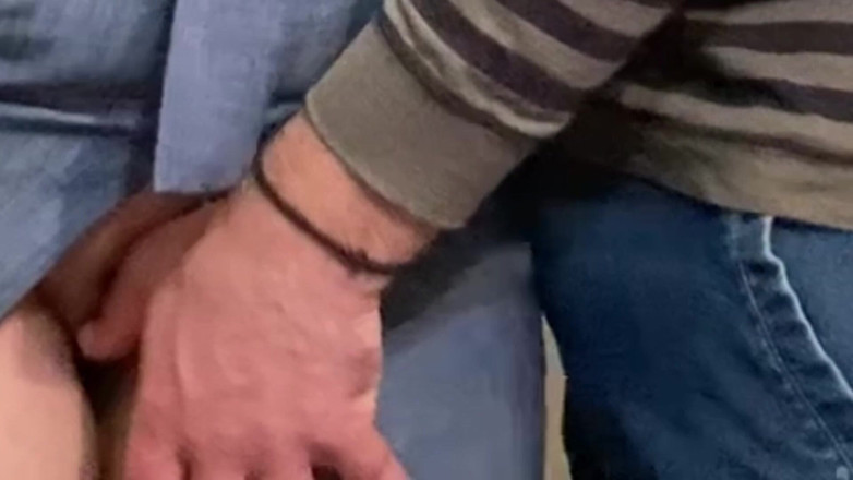 PriyaNaavya: ダーティホビー!老人が公の場で完璧な膣を指で愛撫している