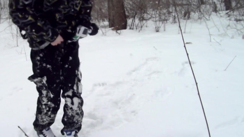 Sneakersmax98: 눈 덮인 숲속의 야외 기쁨