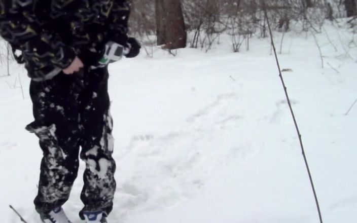 Sneakersmax98: Alegría al aire libre en el bosque snowbound