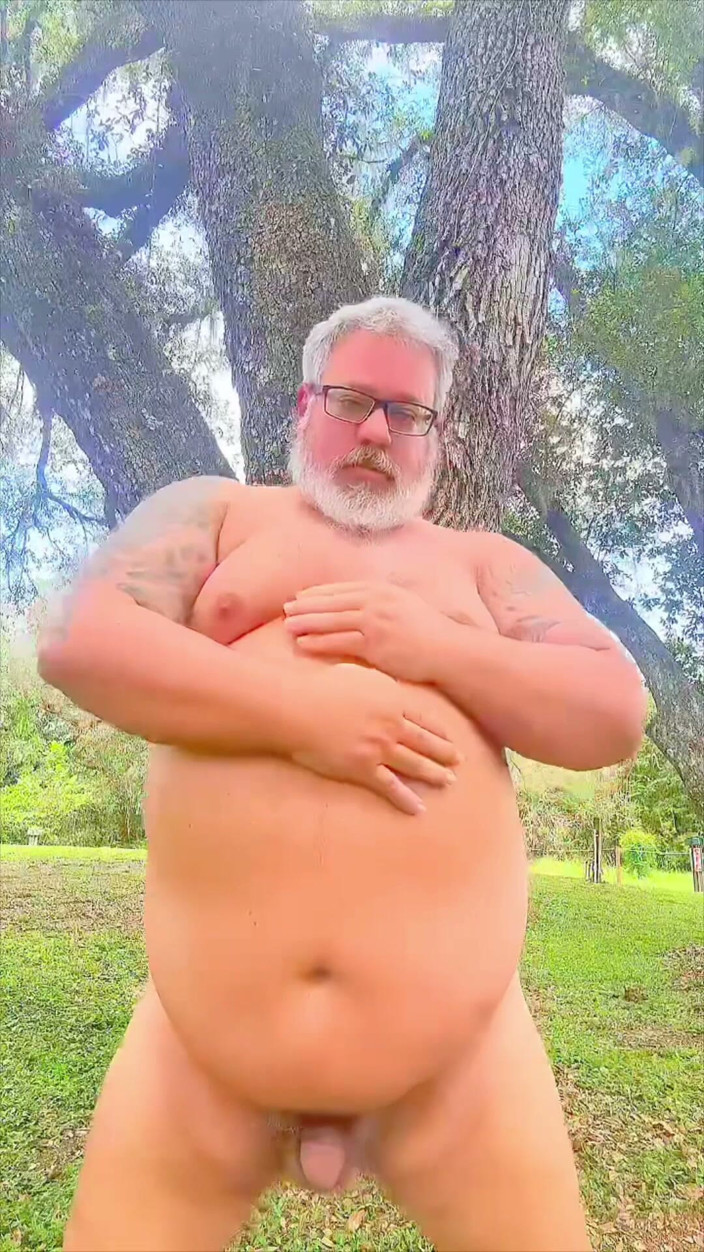 Hand-Free-Daddy-Chub: Oso bailando desnudo en el desierto mostrando su agujero