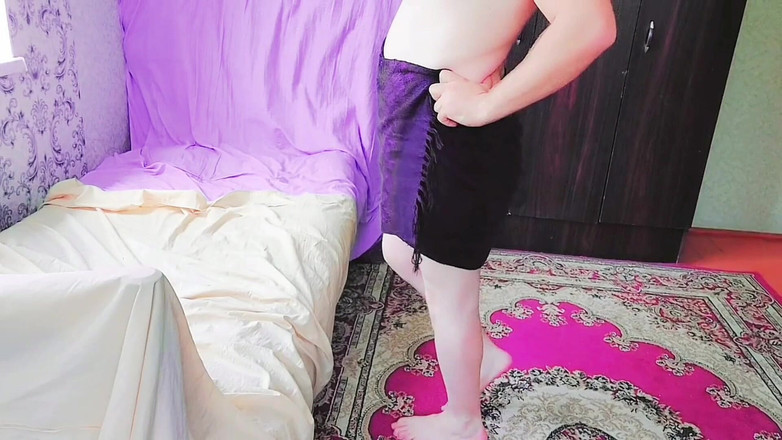 Kitty_Cross: Une femboy coquine à gros cul se penche lentement pour vous