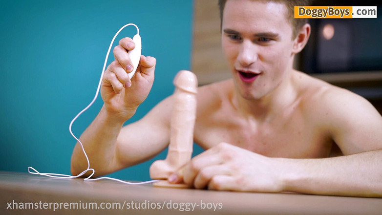 Doggy boys: Il ragazzo in forma Mariano Basso cavalca quel dildo di...
