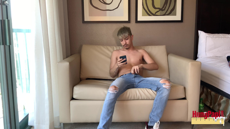 Hung Papi: Gut bestückte papi, junger twink, großer unbeschnittener schwanz, solo, wichs,...