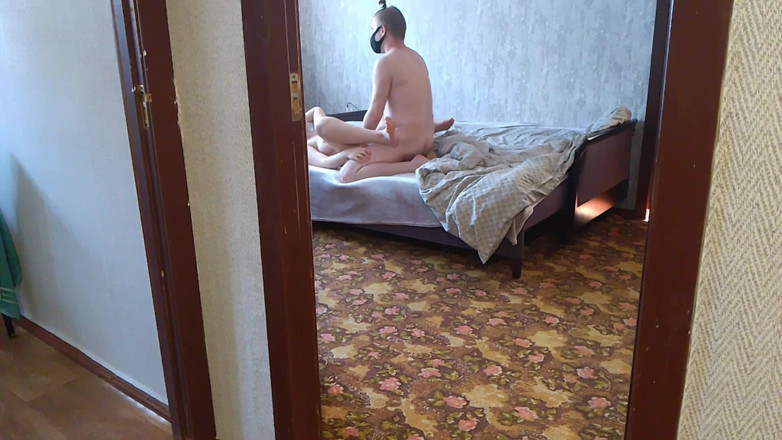 Assol: Un voisin excité regarde sa voisine et ne peut s’opposer à...