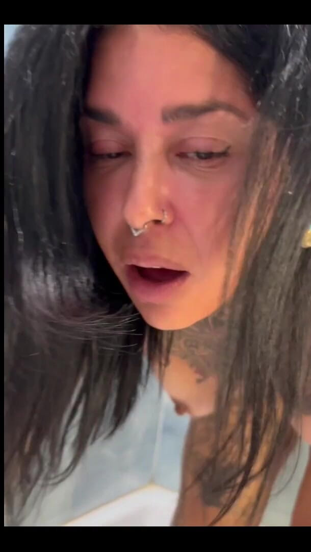 Celine Shore: Sání robertku do sprchy byla dnes večer taková zábava. Miluji,...