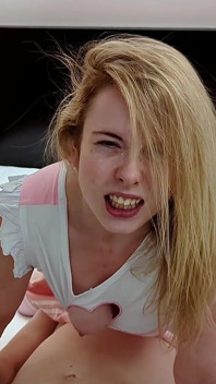 Duits blond meisje pikt twee jongens op voor een amateur mmv-trio in het hotel