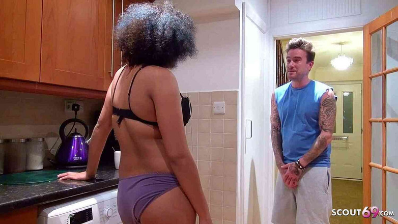 Full porn collection: Reife stiefmutter hilft stiefsohn mit morgenbeule, mit sex zu kommen