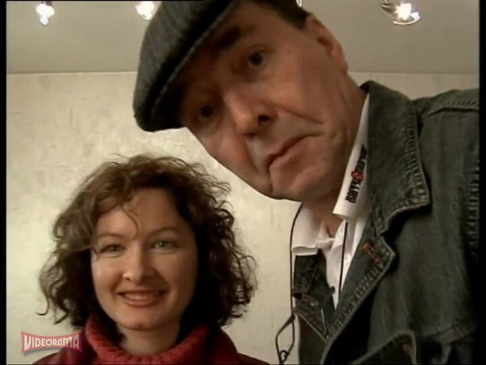 Videorama: Wanita cantik dengan gaya rambut acak-acakan bersenang-senang berhubungan seks