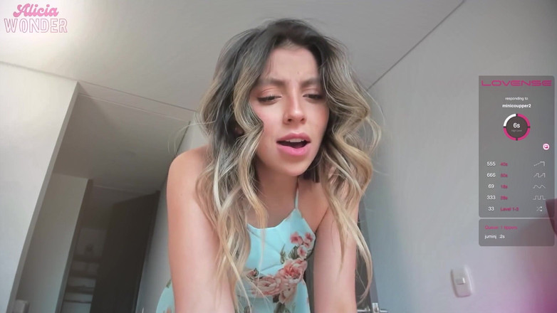 Cute Alice: 拥有小奶子和大屁股的漂亮哥伦比亚女郎掀起她的裙子，通过为你性感地跳舞来取悦你