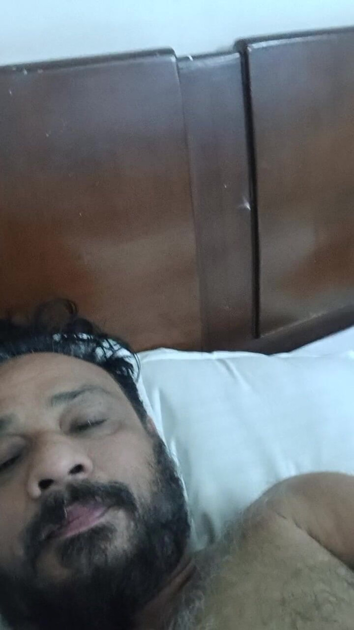 Daddy Dude: भारतीय डैडी बिस्तर पर लेटी हुई है और आपके लिए पोज दे रही है