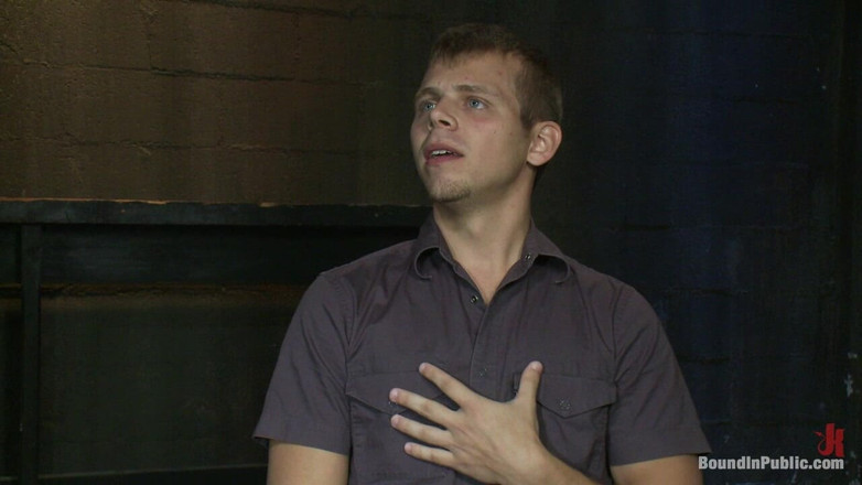 Bound in public: Vuile kruisers slaan twee onschuldige hengsten neer in een openbaar...