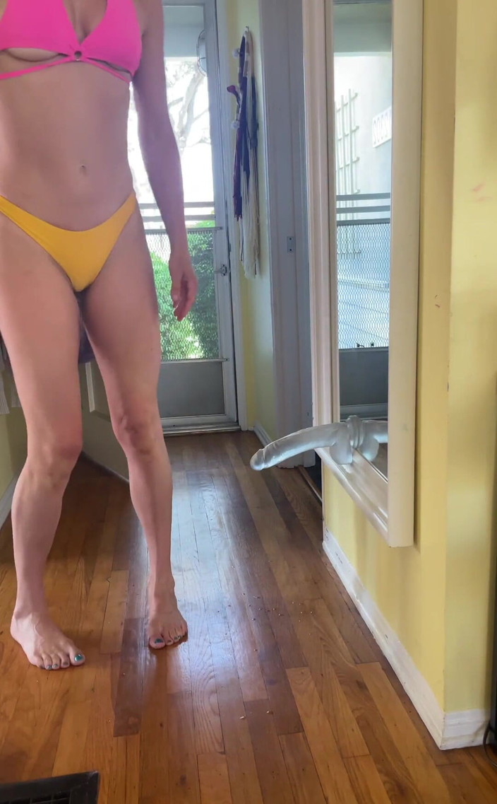 VibeWithMommy: Yah temanku meninggalkan dildo jernih besarnya yang terpasang di cermin.....