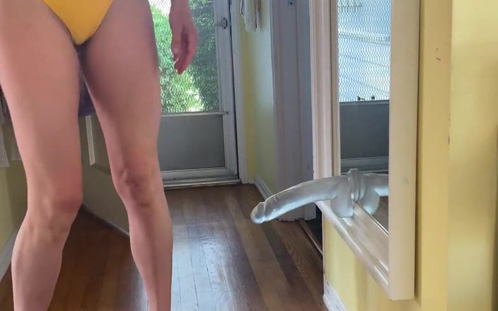 VibeWithMommy: Nun, meine freundin hat ihren riesigen klaren dildo am spiegel...