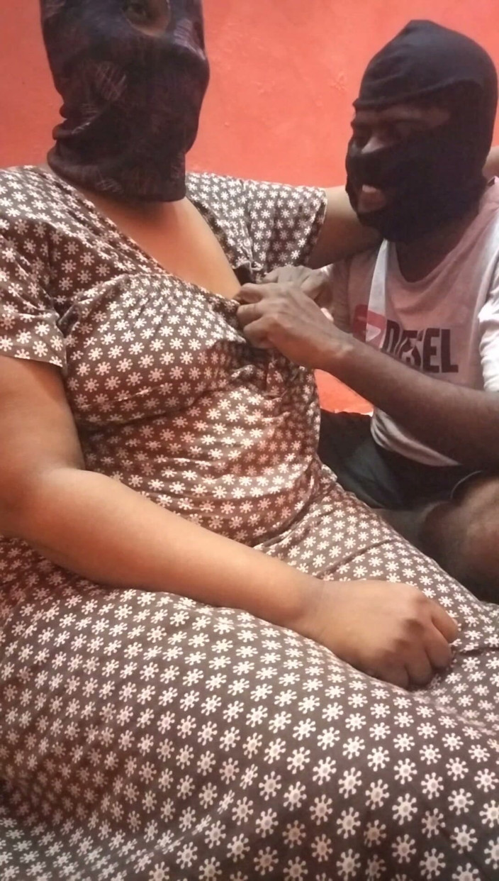 Benita sweety: Tamil Aunty Boobs Milk Feeding, Pussy Licked with Ice Cream