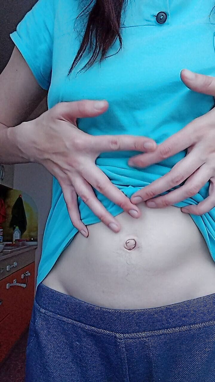 BW_Dolphin: बालों वाली गांड खिड़की के माध्यम से मेरे पड़ोसियों पर जीत रही है