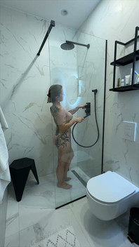 Saya masturbasi di kamar mandi dan mengalami semprotan - basah saya menginginkan yang tebal