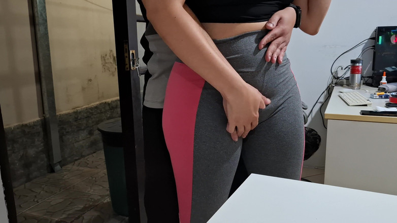 Gabi SweetCouplesStories: Thủ dâm ngón chân lạc đà của cô ấy trên bàn với...