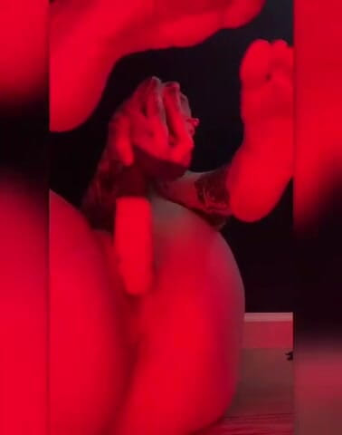Goth Kink: Pussy &amp; feet