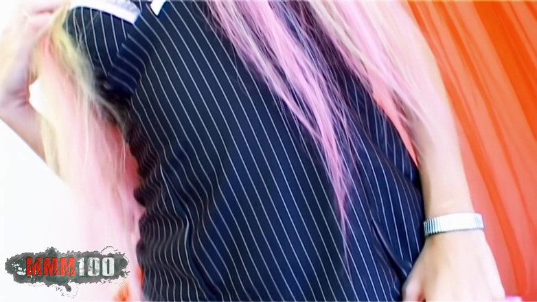 MMM100: Lesly: mooie jonge Spaanse blondine Lesly Kiss stript op het...