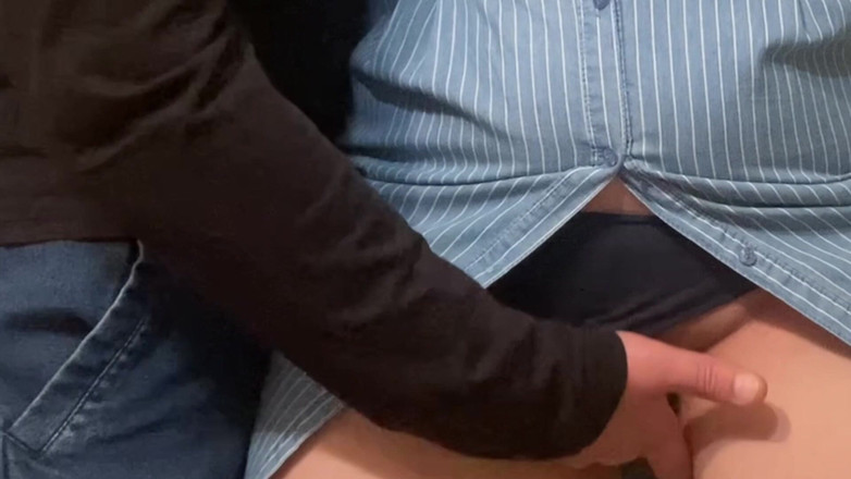 Niki studio: Omg! Một người lạ cọ xát con cặc của anh ấy...