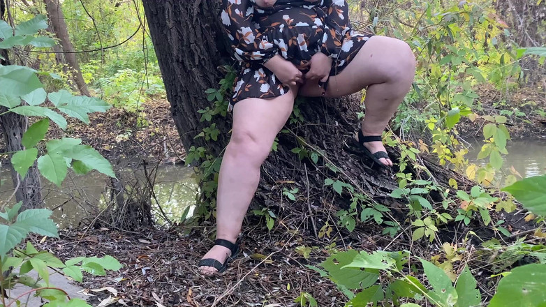 Elena: Lujuriosa milf en un vestido corto se acaricia hasta el...