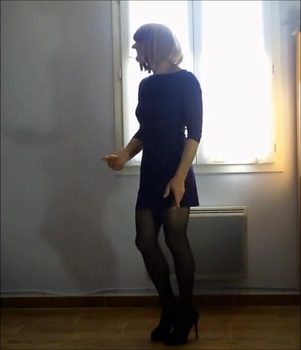Faustine: Crossdresser Faustine sexy dance.