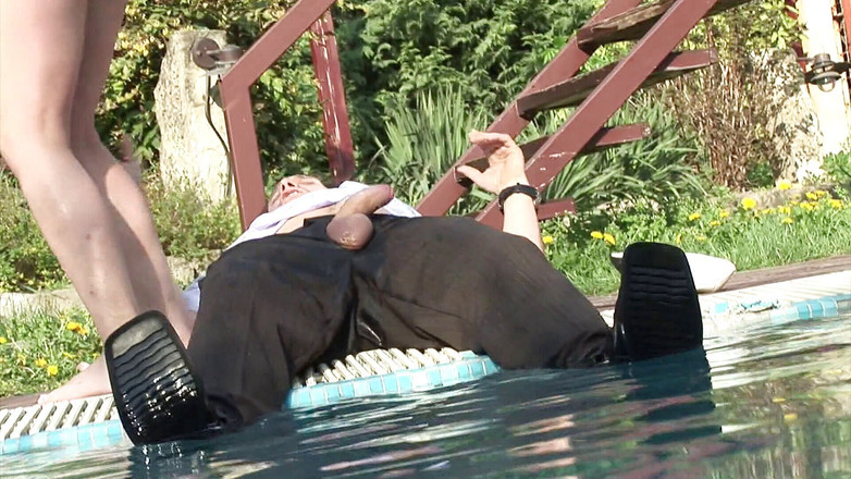 Pee porn: Venkovní chcaní se dvěma babičkami