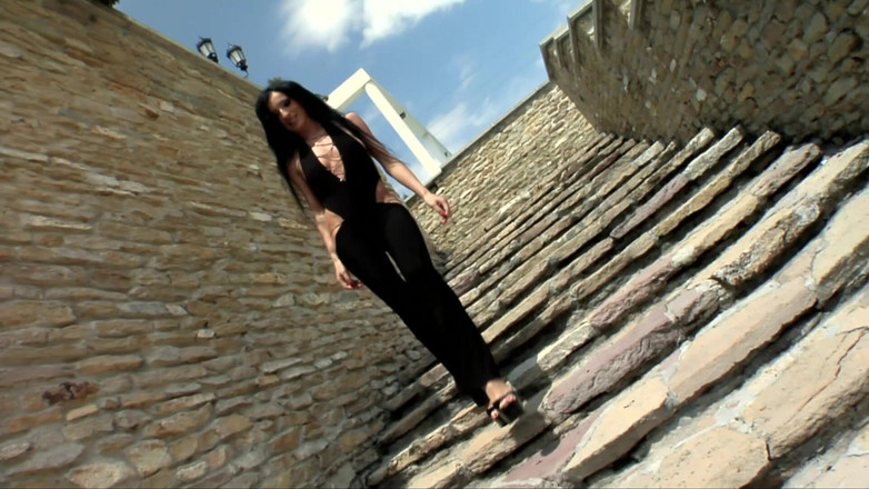 EROTICONLY: Mladá žena saje obrovského ptáka