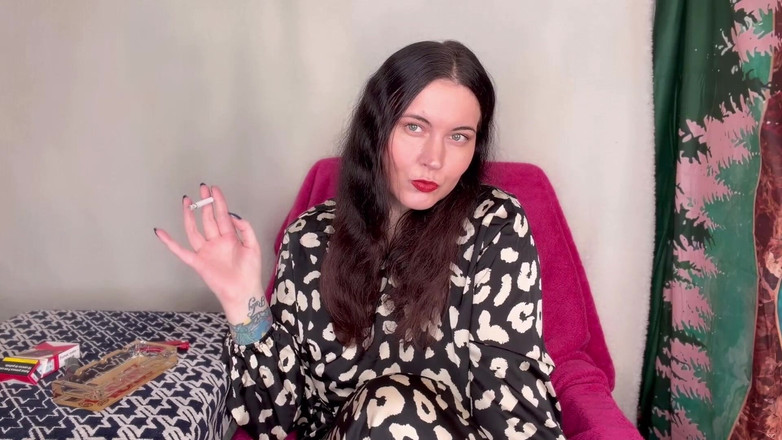 MissFFW: Bayan ffw yazlık elbiseyle sigara içiyor