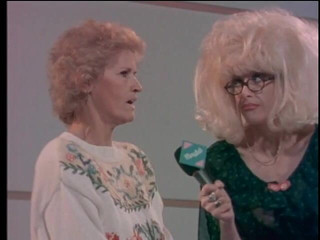 Old Good Porn: Seksowna blond milf w czerwonej bieliźnie może wiercić anal jak...