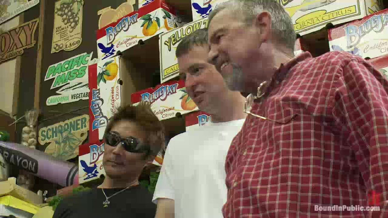 Bound in public: 壮男小偷被茄子插菊花，脸上满是精液