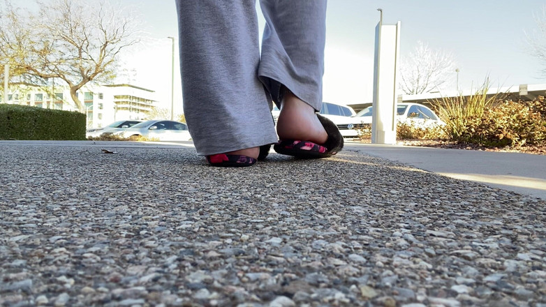 Tan feets: Tanfeets halka açık terlik dışında doğal tırnaklarla azdırıyor