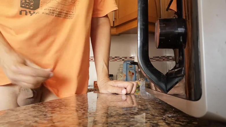 Rafael Torreano: 在厨房柜台上看我射精