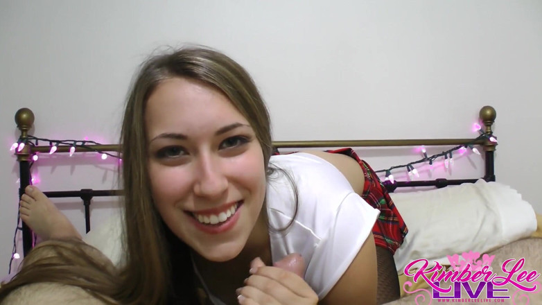 Kimber Lee: Kimber Leeはストッキングで足コキを与えるふしだらな女子大生です
