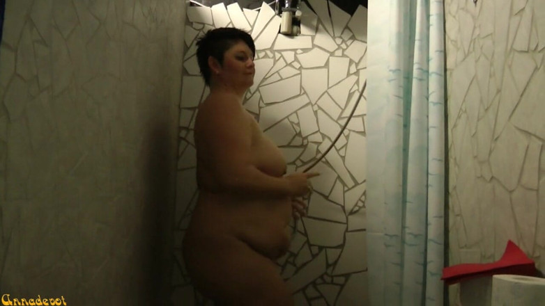 Anna Devot: Golden shower obscenity in the shower