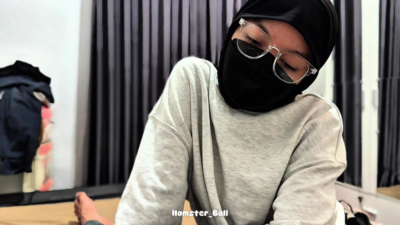 Hamster_Ball: Stiefzus die geschokt was om mijn grote pik vast te...