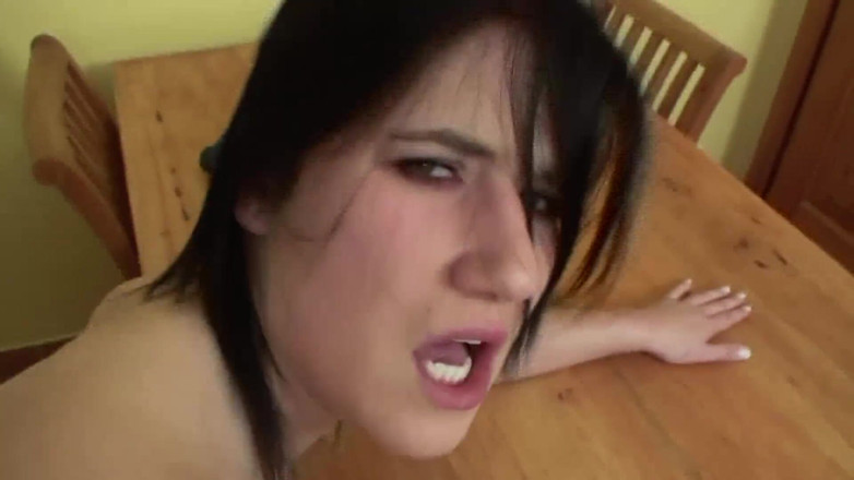 Nikky Thorne's Teen Club: Amatorka dostaje swoje pierwsze creampie w kamerze