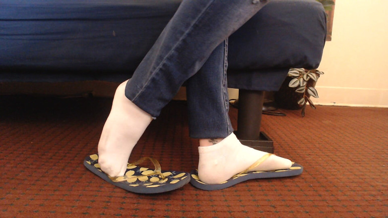 Abby Anna: Chaussettes blanches, grosses tongs portées