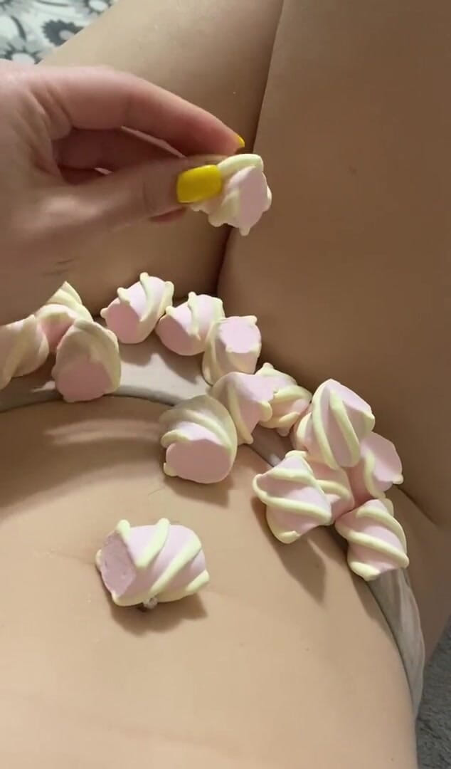 Monnycka: Marshmello on weet pussy