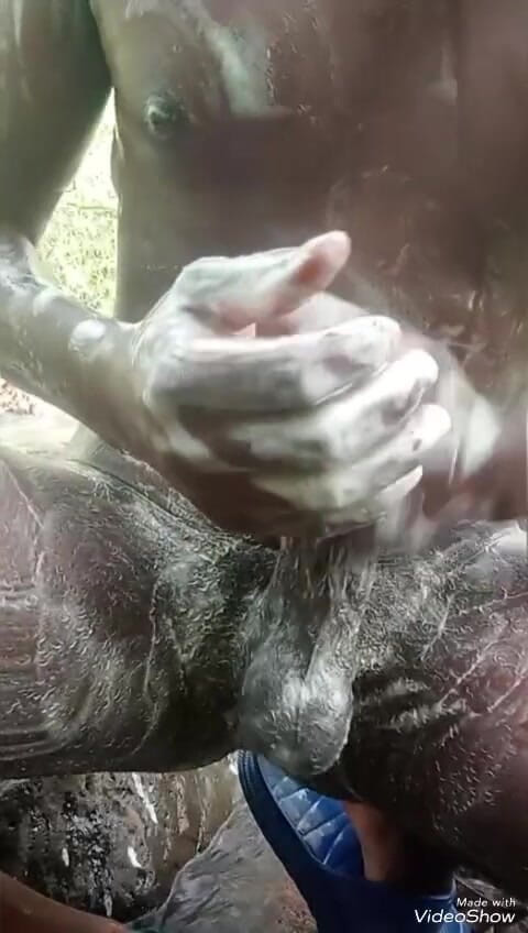 Sexyjayla254: Masturbación jabonoso gran polla negra acabando afuera, parte 2