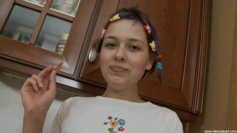 Denudeart: キュートでホットなカーレッタが彼女のオマンコを指マン