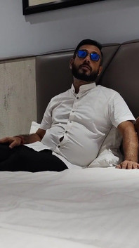 Un homme appelle sa secrétaire dans sa chambre et se fait baiser, vidéo hardcore