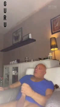 Home Made Wank. Vücut geliştirmeci solo videi ile mastürbasyon yapıyor